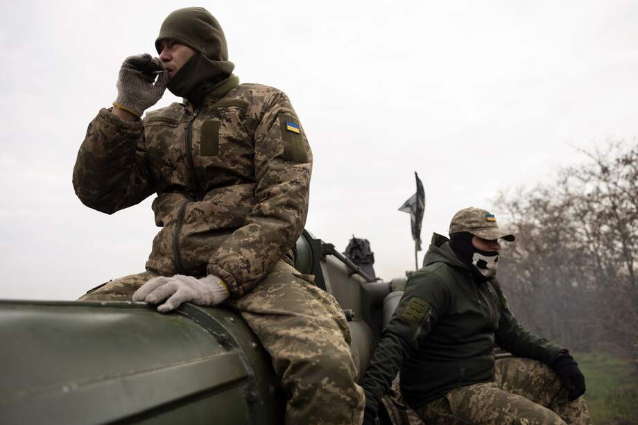 Militares ucranianos descansan sobre un cañón autopropulsado en Jersón.