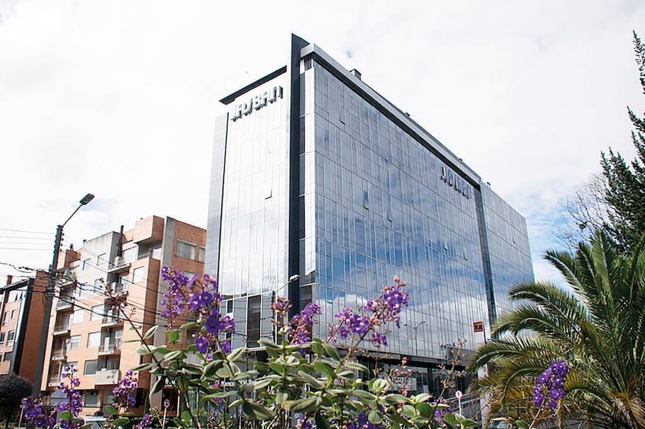 Desde que el reconocido odontólogo Jaime B. Jeréz la fundó, Clínicas Jasban se ha distinguido por la calidad excepcional de sus odontólogos y la vanguardia de su tecnología.