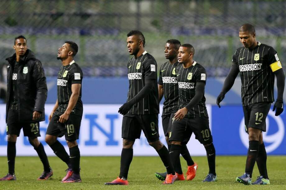 Nacional sale desanimado del terreno de juego tras perder con el Kashima. Foto: EFE