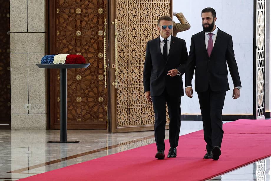 El presidente francés, Emmanuel Macron, es recibido por el presidente sirio, Ahmad al-Sharaa, en el Palacio Presidencial de Damasco.