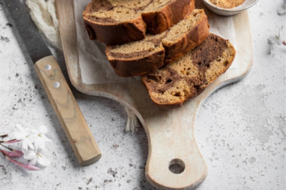 El banano, también conocido como plátano en algunas regiones, es una fruta popular y ampliamente consumida en todo el mundo.