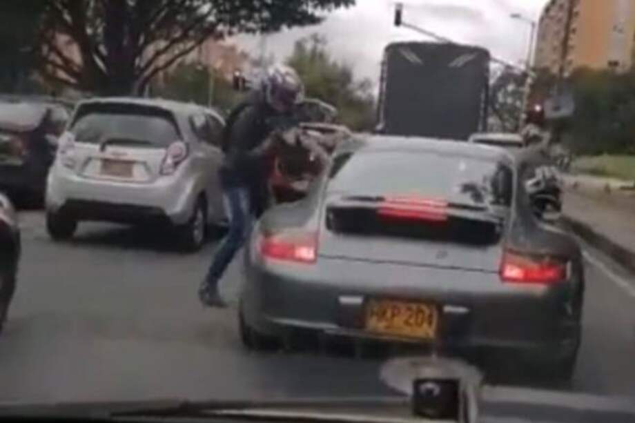 Video: violento atraco con pistola a lujoso carro en barrio Niza de Bogotá.