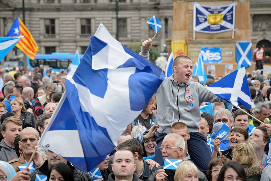 Las banderas catalanas ya se vieron en las calles de Glasgow durante el referendúm independentista escocés en 2014. / AFP