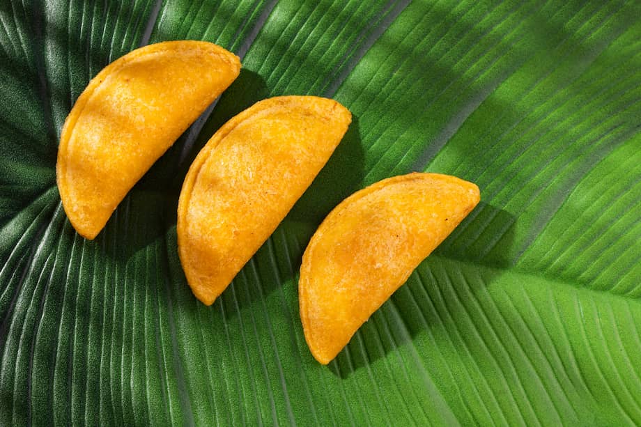 Sirve estas empanadas con tu salsa favorita.
