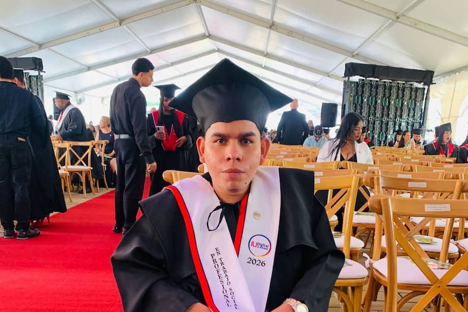 Luis Fernando Hostia, graduado como trabajador social, convirtió su discapacidad en impulso para alcanzar un sueño que durante años pareció inalcanzable.