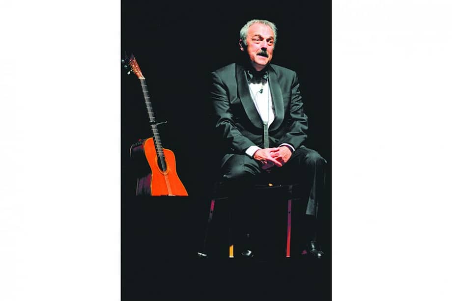 Daniel Rabinovich participó en Les Luthiers desde su fundación. Cantaba los boleros, tocaba guitarra y violín, además de portar instrumentos no convencionales, como el calephone y el bass-pipe a vara. / EFE