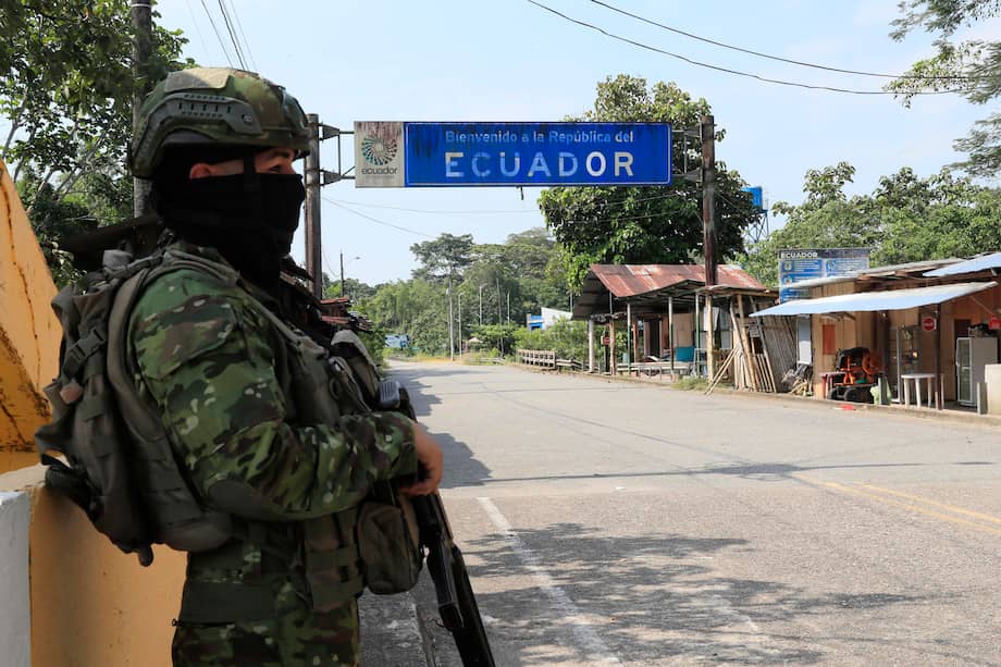 Un soldado del Ejército de Ecuador custodia en el Puente Internacional San Miguel este viernes, que conecta a San Miguel (Colombia).