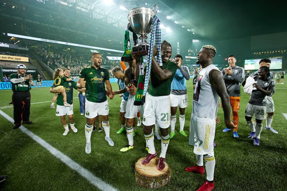 Diego Chará, en 2021, levanta un trofeo con Portland Timbers. Yimmi (no. 23) también estuvo presente en ese plantel.