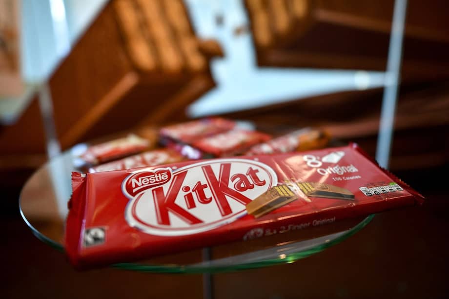 Un paquete de barritas de galleta de oblea cubiertas de chocolate de la marca KitKat se exhibe en la sala de exposición del gigante alimentario suizo Nestlé.