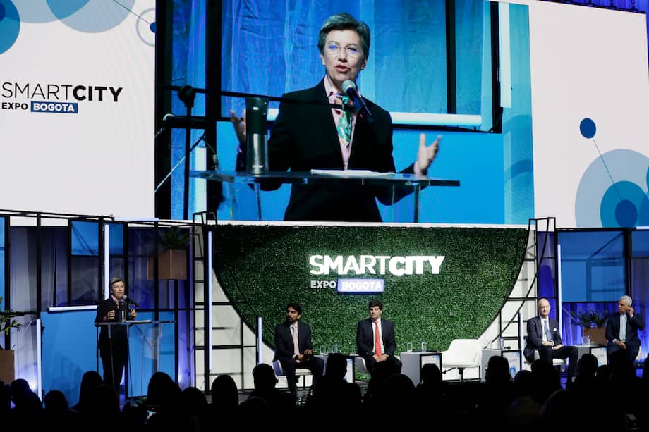 La alcaldesa de Bogotá, Claudia López, habla durante la inauguración de la Smart City Expo Bogotá, hoy, en el recinto ferial de Corferias. Expertos de varios países se reúnen en Bogotá en el marco de la Smart City Expo Bogotá 2023, que se desarrolla entre el 30 de mayo y el 2 de junio.