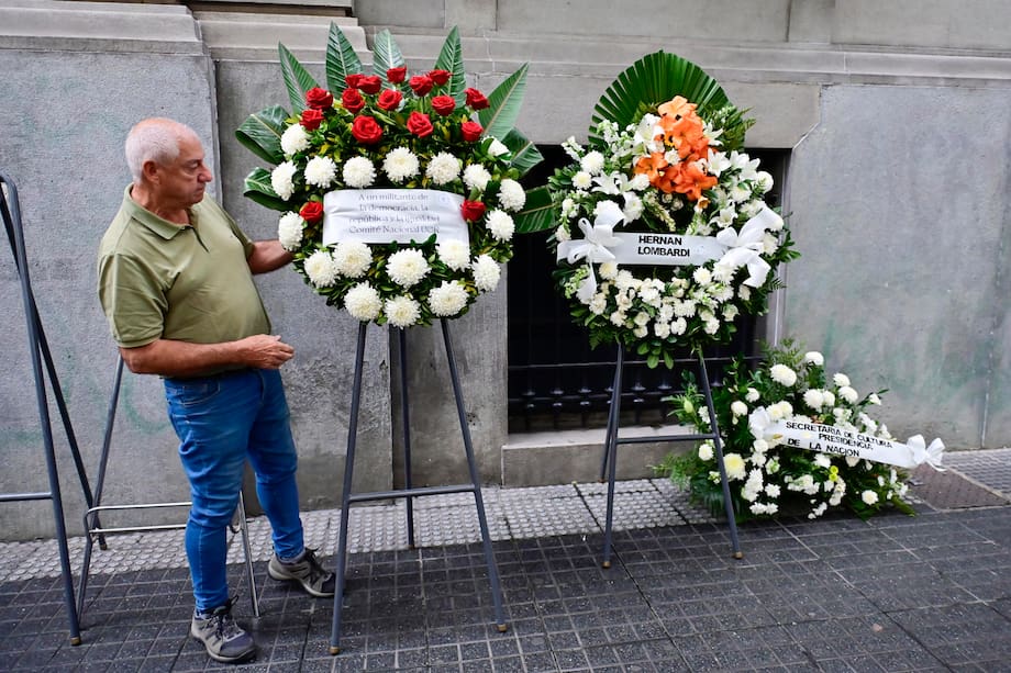AME5252. BUENOS AIRES (ARGENTINA), 20/04/2026.- Una persona observa arreglos florales durante el funeral del actor argentino Luis Brandoni este lunes, en Buenos Aires (Argentina). Brandoni falleció a los 86 años en un hospital de Buenos Aires, donde estaba ingresado desde el 11 de abril tras sufrir una caída en su domicilio. EFE/ Matías Campaya