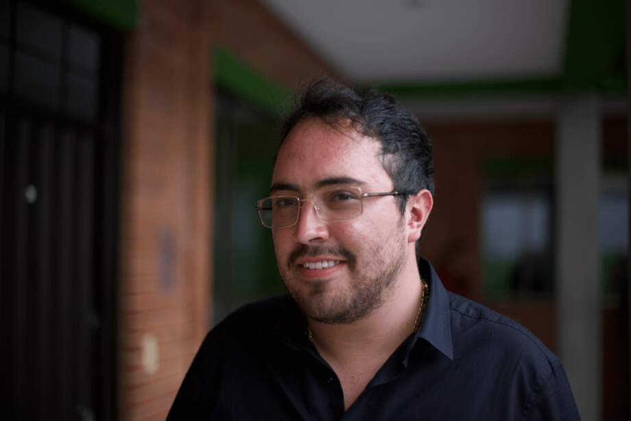 Daniel Rivero, quien participa activamente en la formación de los niños y jóvenes que llegan a los dos colegios del Grupo Monterrosales. / Cortesía