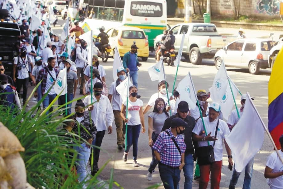 MED109 -MEDELLÕN (COLOMBIA), 29/10/2020.- Desmovilizados de las FARC transitan por las calles de MedellÌn este jueves, en la llamada "Marcha de peregrinaciÛn por la vida y la paz", que ir· desde MedellÌn hasta Bogot· en rechazo a la violencia que le ha costado la vida a m·s de 230 de ellos y para exigir que se respeten los acuerdos de paz. EFE/Luis Eduardo Noriega A.