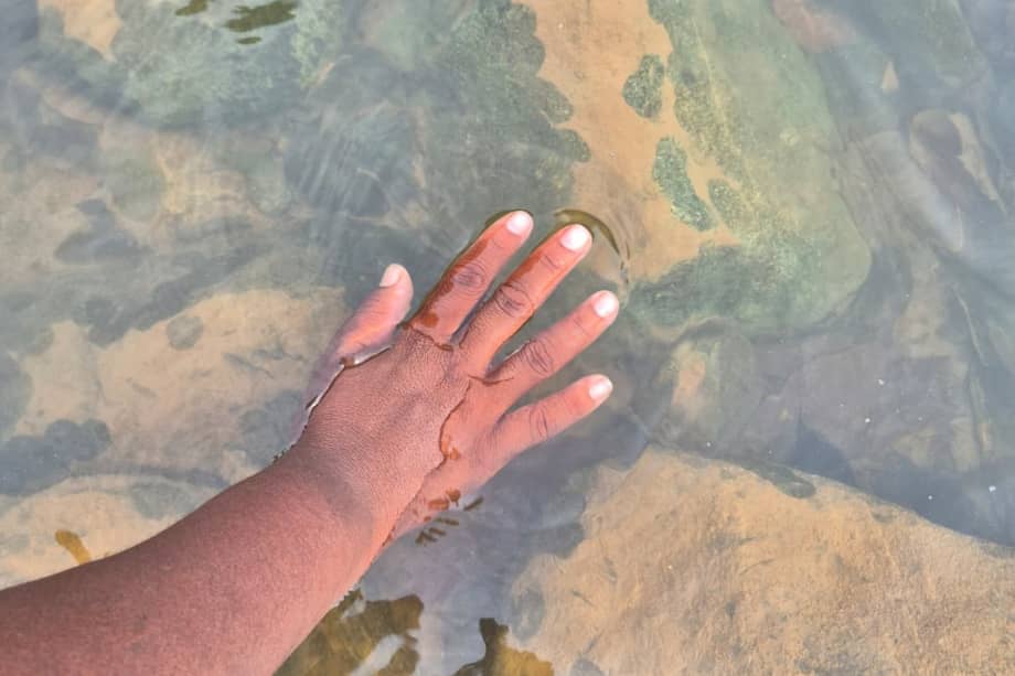 Durante la temporada de lluvias, la quebrada se convierte en amenaza, refugio y testigo de los miedos, las resistencias y las formas de habitar un palenque donde el agua no siempre limpia.