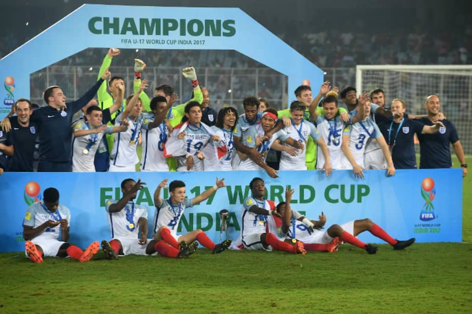 Los jugadores de Inglaterra Sub-17 celebran tras ganar el Mundial de India. / AFP