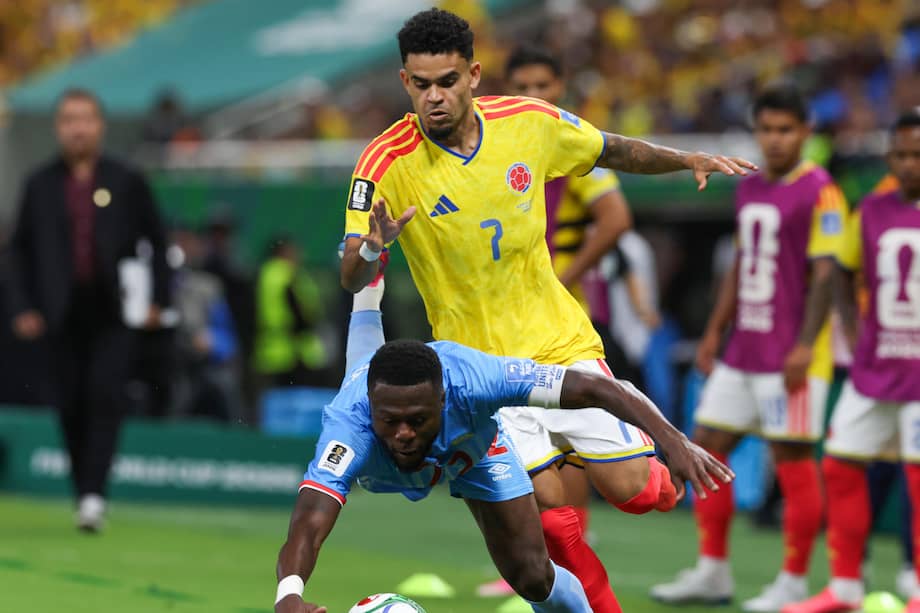 Luis Díaz (arriba), de Colombia, disputa el balón con Mangulu Mbemba, de RD Congo, el martes 23 de junio, durante un partido del grupo K del Mundial de la FIFA 2026 entre Colombia y RD Congo en el estadio Akron de Guadalajara, México.