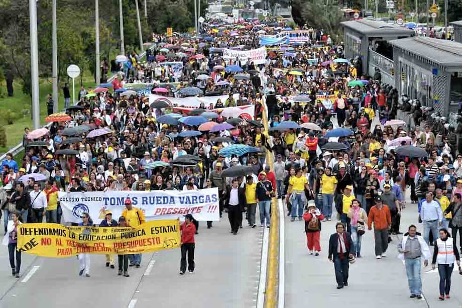 En Bogotá unos 10.000 manifestantes bloquearon la Avenida El Dorado mientras se movilizaban desde la Secretaría de Educación del Distrito hacia el Ministerio de Educación. / Luis Ángel