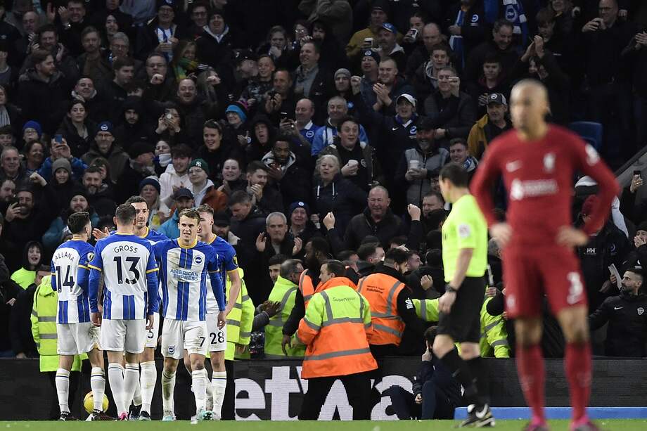 Los jugadores del Brighton celebran uno de los goles en la victoria 3-0 sobre Liverpool.