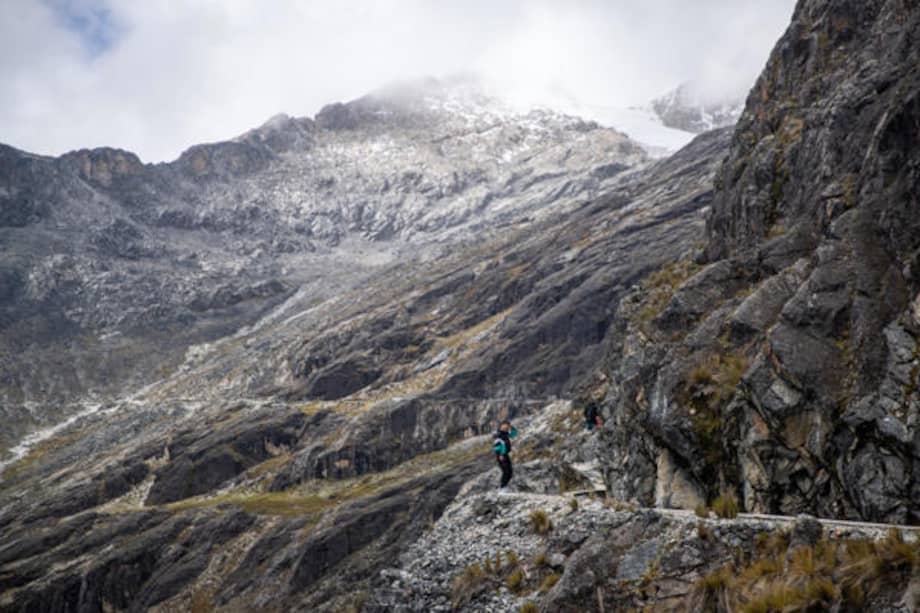 Turistas ascienden por la montaña y entre los acueductos en el monte Chacaltaya el 1 de marzo de 2026 en El Alto (Bolivia).