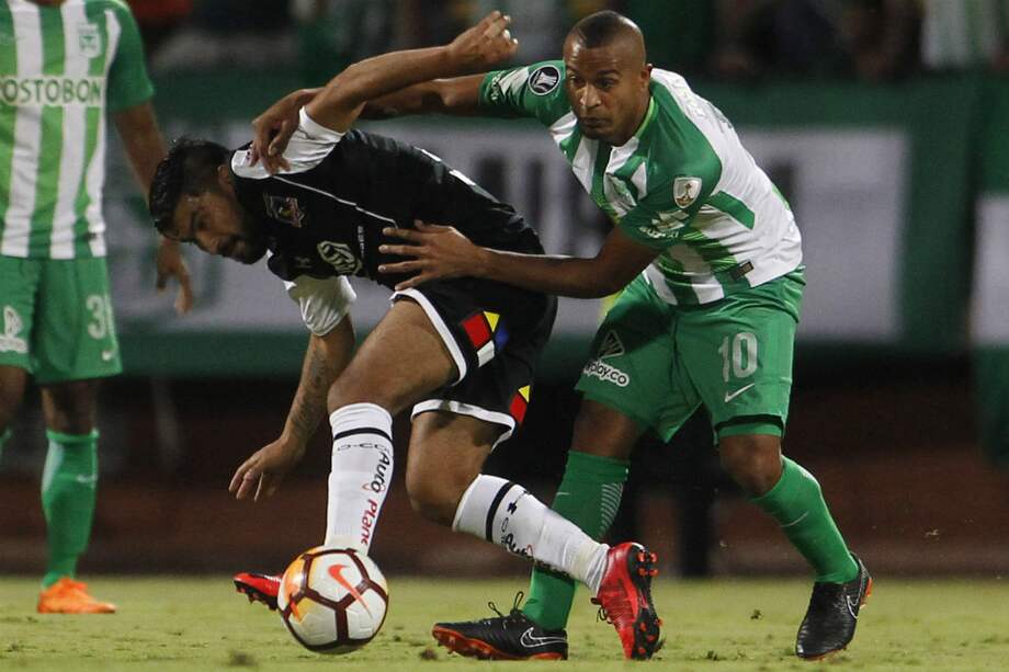 Macnelly Torres (Der.) disputa el balón con Nicolás Maturana, en el duelo de este jueves, en Medellín. / EFE