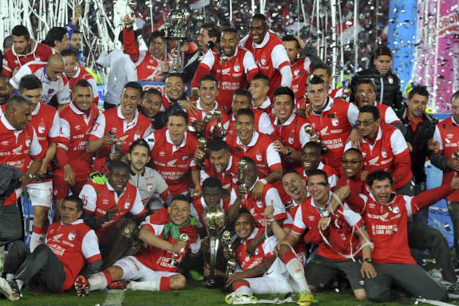 Los 30 jugadores de la plantilla de Independiente Santa Fe celebran la obtención de la octava estrella, tras vencer a Medellín en la gran final de la Liga profesional colombiana. /Luis Ángel