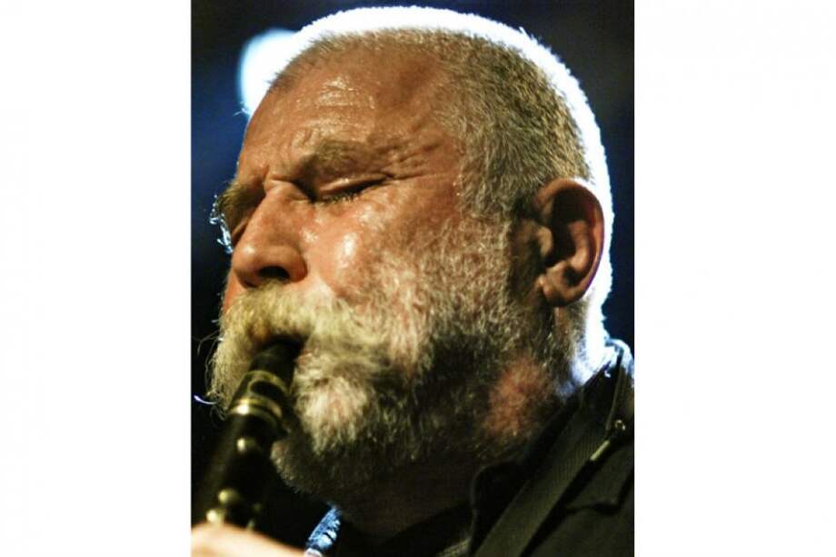 Peter Brötzmann, ícono alemán de la improvisación libre. Miembro del movimiento internacional Fluxus de artes plásticas.