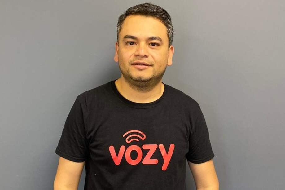 Humberto Pertuz está detrás de Vozy.