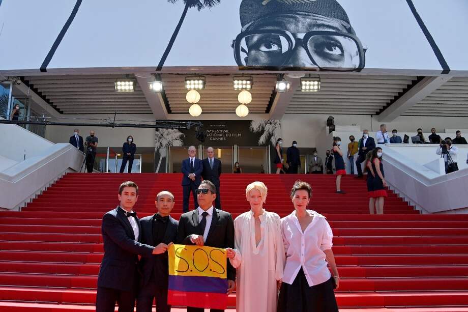 Tilda Swinton, Apichatpong Weerasetakhul y el elenco de la película "Memoria", representando a Colombia. / AFP