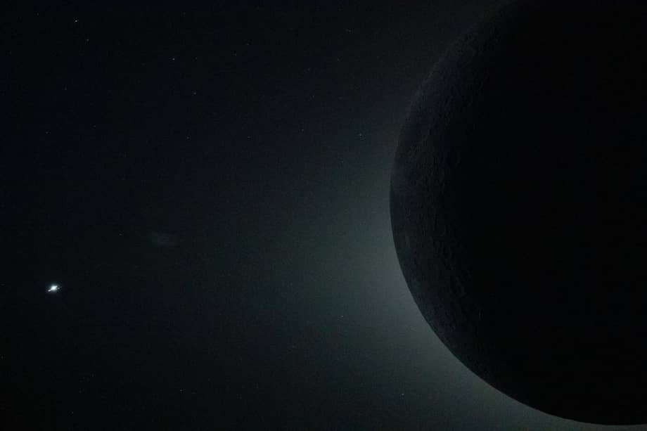 Cuando la Luna se interpone entre el Sol y el Sol, quienes se encuentren en el centro de la sombra lunar experimentarán un eclipse solar total .