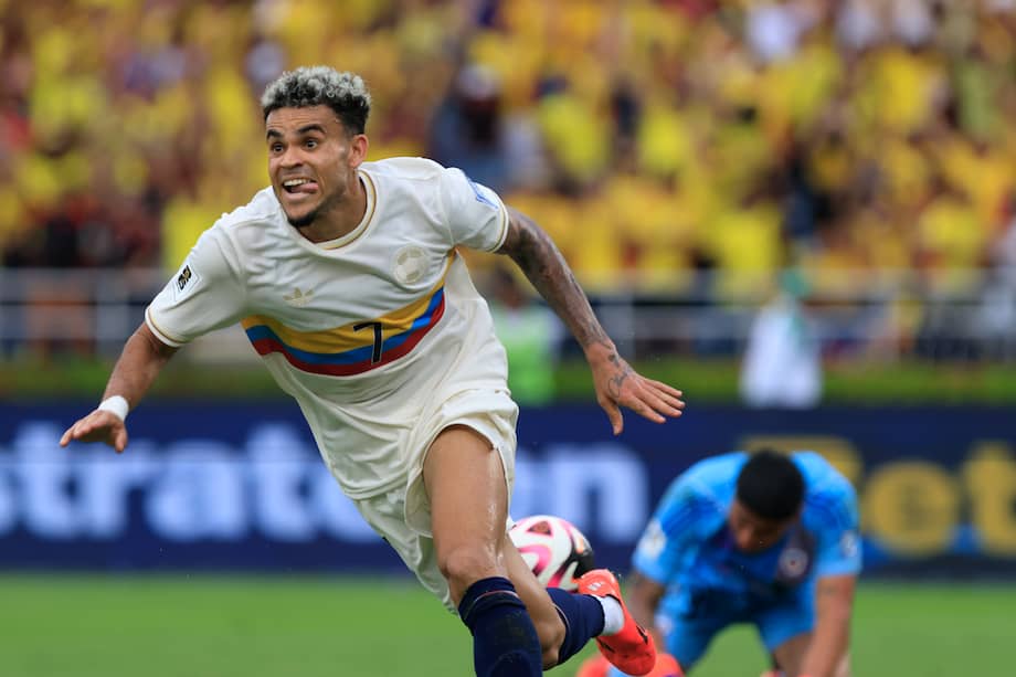 Luis Díaz festeja, con la camiseta del centenario de la selección de Colombia.