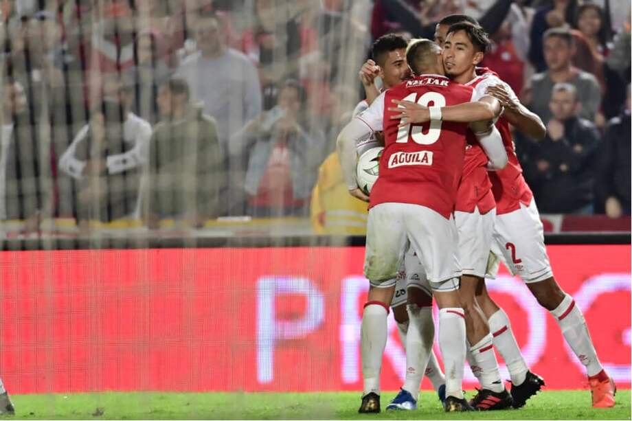 Sambueza es abrazado por sus compañeros en la celebración del gol que anotó este domingo ante Nacional. / Óscar Pérez - El Espectador