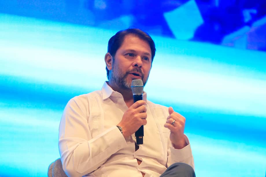 El senador estadounidense Rubén Gallego habla en la segunda jornada del Décimo Congreso Empresarial Colombiano este jueves, en Cartagena (Colombia).