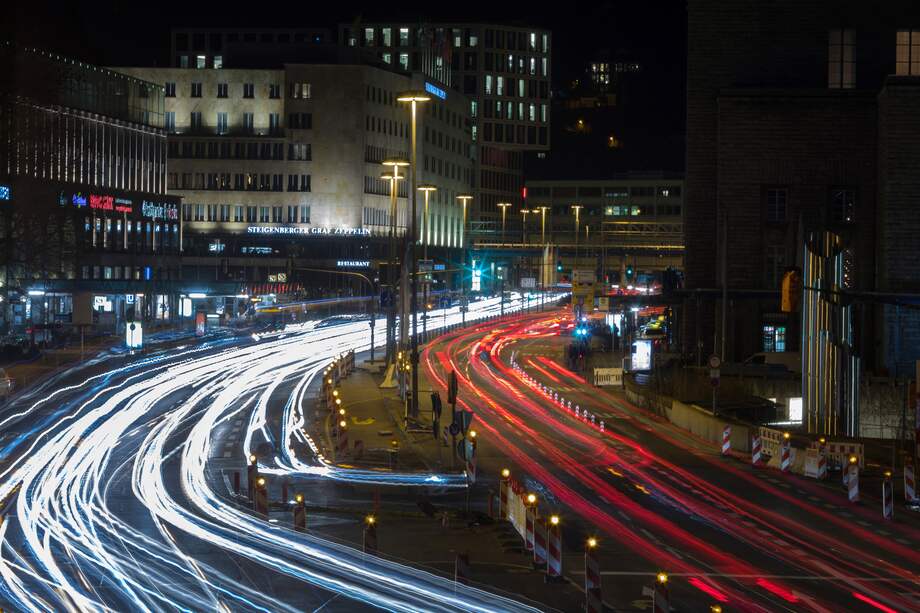 Se espera que en 2022 circulen por las carreteras de Alemania un millón de vehículos eléctricos, frente los casi 100.000 del 1 de enero de 2018. / Bloomberg News.