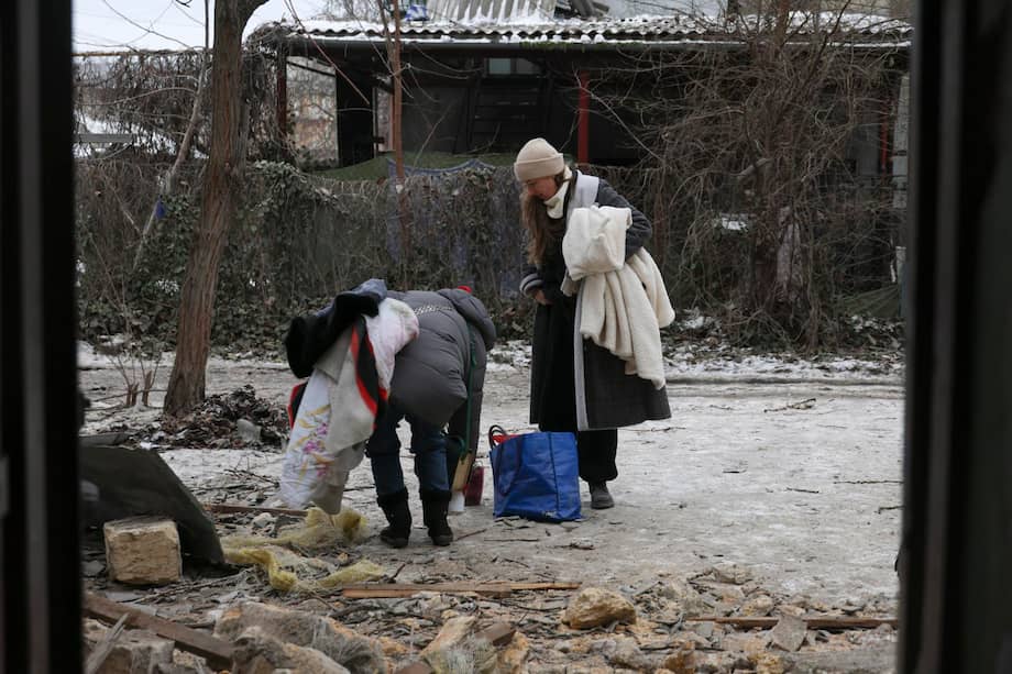 Habitantes locales recogen sus pertenencias en el lugar del ataque de un dron ruso contra un edificio residencial en Odesa, Ucrania.