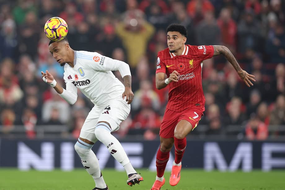 Luis Díaz (der.), en el partido de Liverpool.