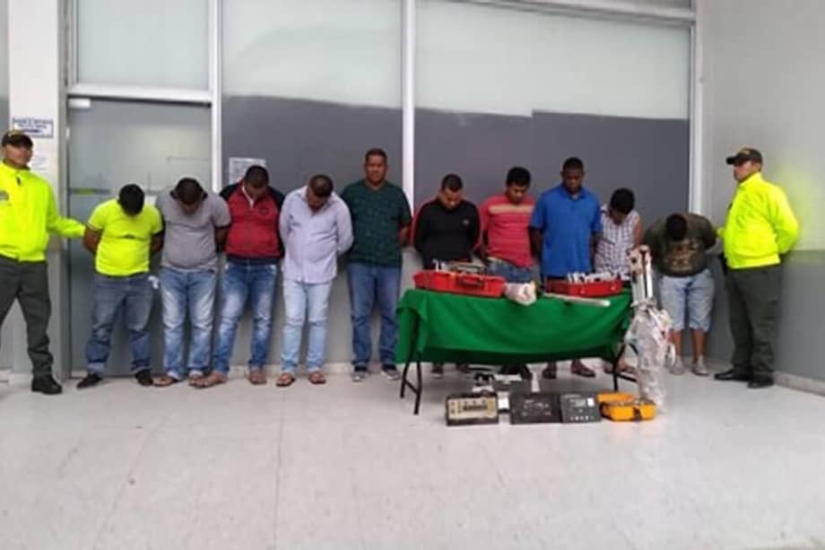 Los presuntos delincuentes envenenaban la carne que le lanzaban como carnada a los perros que cuidaban las bodegas que pretendían robar. / Cortesía Policía del Atlántico