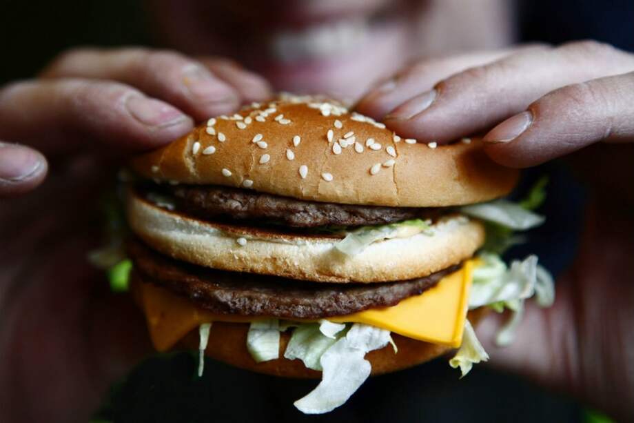 Los venezolanos padecen de una escasez de 80% de los alimentos y medicinas. /Bloomberg.
