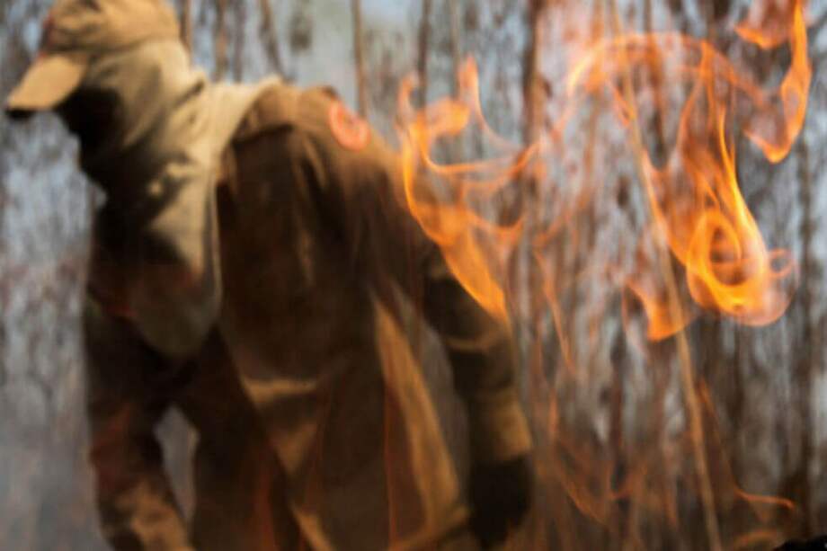Un bombero tras las llamas cerca de Porto Velho (Brasil). / EFE/Joédson Alves