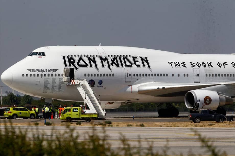 El Boeing 747-400 de Iron Maiden en el aeropuerto de Chile. / AFP