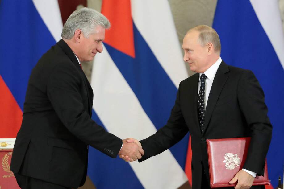 El líder cubano, Miguel Díaz Canel (izquierda), y su homólogo ruso, Vladimir Putin (derecha), se reunieron este viernes en Moscú, Rusia. / EFE