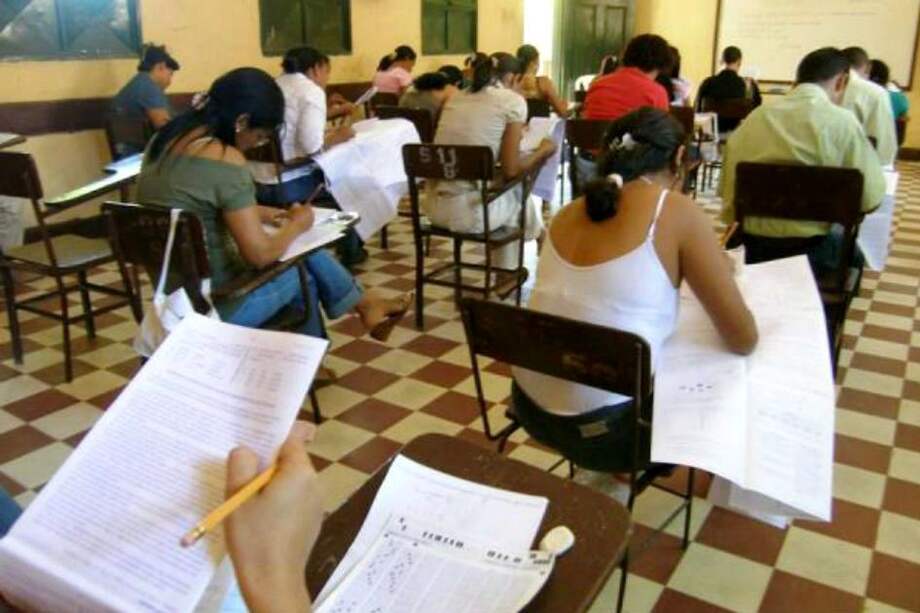 Investigan fraude en concurso para maestros