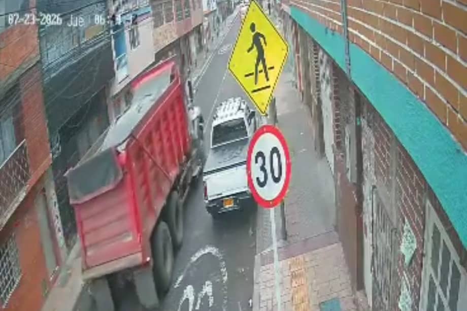 Las autoridades analizan los videos de las cámaras de seguridad para establecer cómo ocurrió el siniestro y determinar posibles responsabilidades.