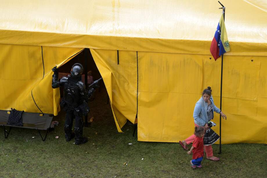Los desmanes que se presentaron en un albergue en Bogotá son solo una muestra más de que la situación se sigue calentando y que las autoridades se están quedando cortas en su manera de enfrentar la crisis. / Foto: Gustavo Torrijos - El Espectador