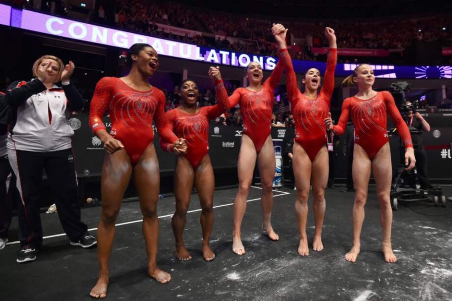 Las gimnastas de Estados Unidos celebran el oro obtenido en el Mundial de Glasgow. / AFP