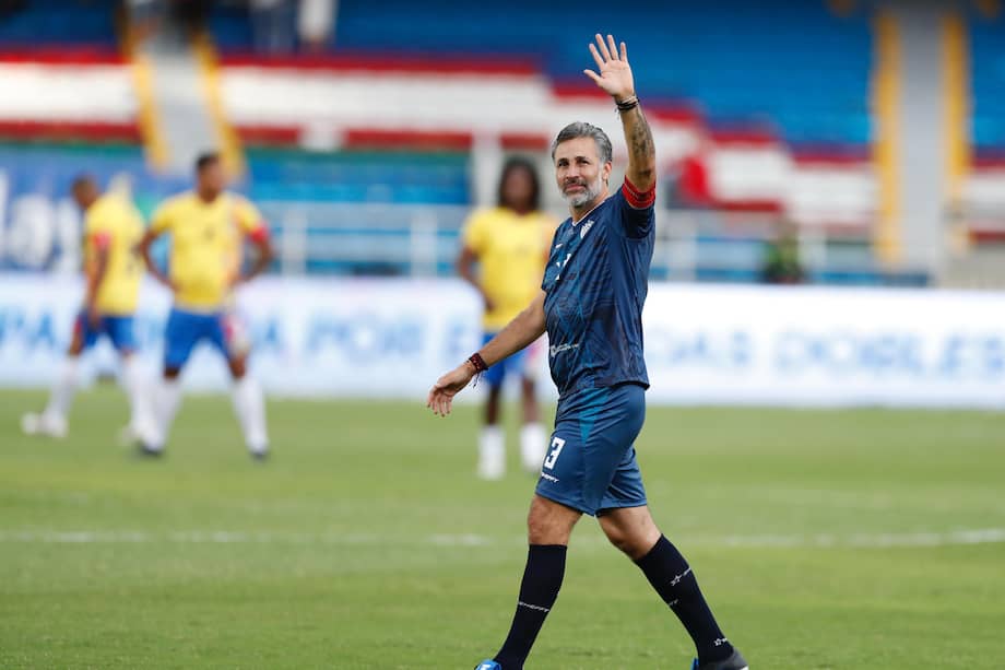 El jugador colombiano Mario Alberto Yepes saluda durante el partido de Capitanes Legendarios en su despedida en el estadio Pascual Guerrero de Cali.