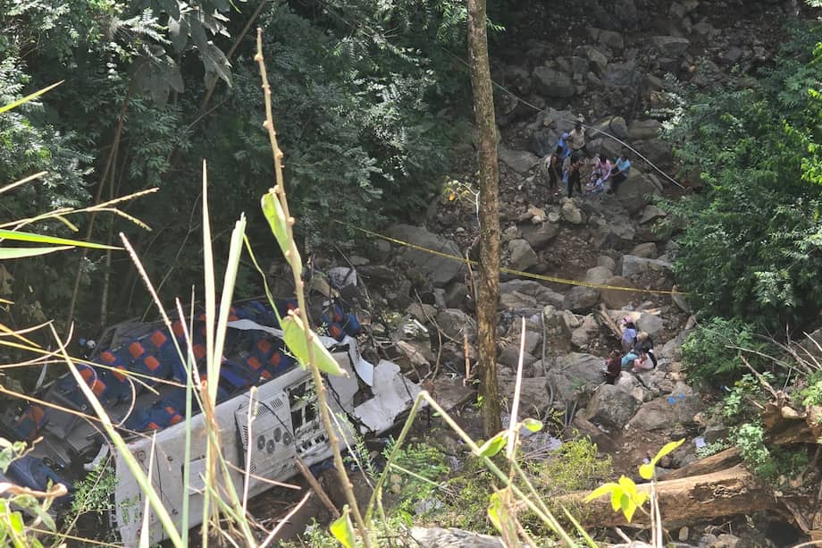 El rescate se dificultó por las condiciones del terreno y a que varios de los pasajeros salieron expulsados por las ventanas.