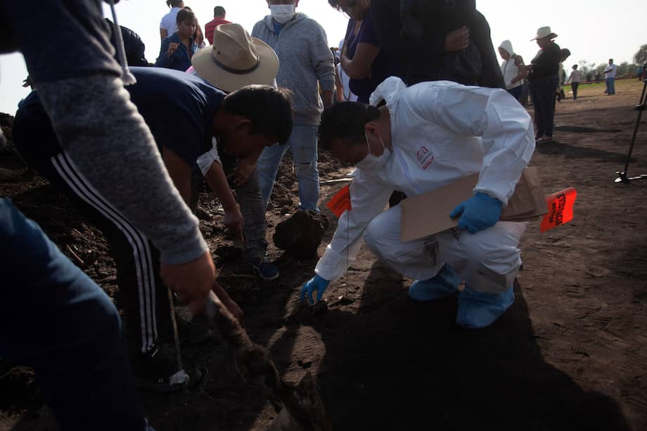 Pobladores de Tlahuililpan participan con familiares y autoridades en la búsqueda de restos de las personas fallecidas en el sitio de la explosión. / EFE