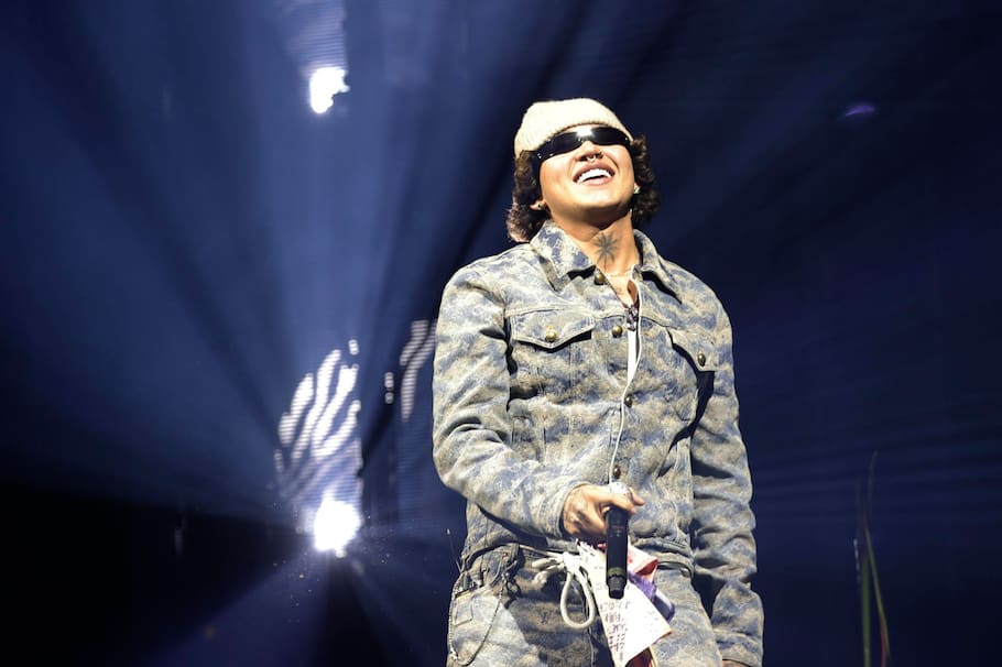 AME9296. BOGOTÁ (COLOMBIA), 14/11/2025.- El cantante colombiano Beéle se presenta este viernes, en el primero de sus seis conciertos de la gira 'Frente al mar' en el Coliseo Movistar Arena, en Bogotá (Colombia). EFE/ Mauricio Dueñas Castañeda