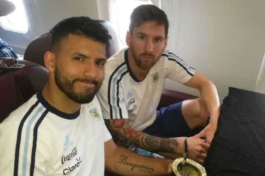 Lionel Messi junto a Sergio Agüero esperando a que despegara el avión de Houston a Nueva York. Foto: Instagram