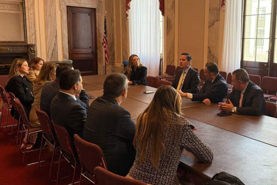 Reunión de congresistas de Colombia con el senador Bernie Moreno en EE.UU.